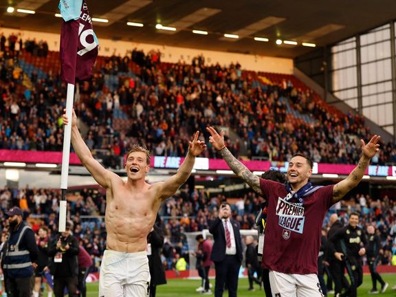 در فاصله دو هفته تا پایان چمپیونشیپ؛ لیدز یونایتد و برنلی به لیگ برتر انگلستان برگشتند