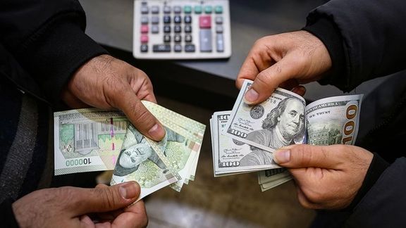 سعر الدولار الأميركي يواصل ارتفاعه التاريخي في السوق المفتوحة بإيران ويتخطى 64 ألف تومان