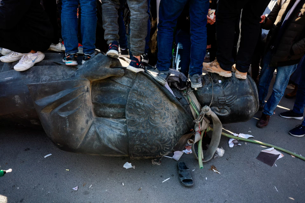 رویترز: دو چهره نزدیک به اسد برای بسیج علویها و کنترل سواحل سوریه رقابت میکنند