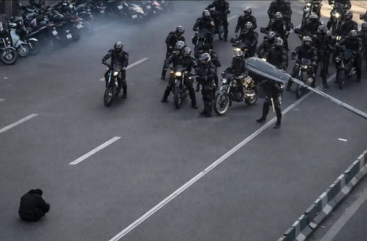 تصعيد الأجواء الأمنية وإضراب التجار في بعض المدن الإيرانية في اليوم الثالث من الاحتجاجات