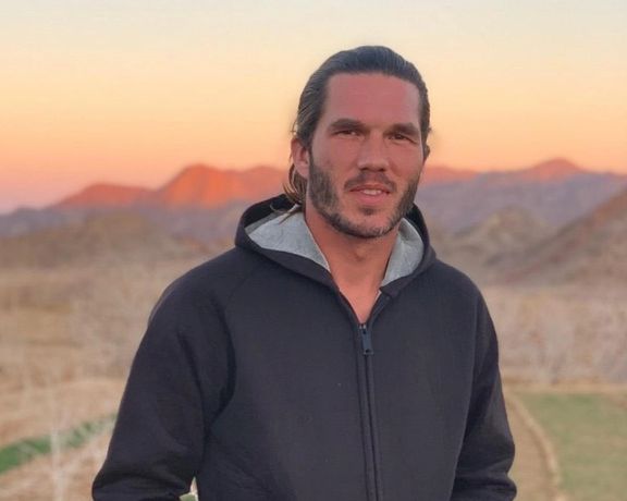 أسرة السائح الفرنسي المعتقل في إيران بنجامين بري تعلن إضرابه عن الطعام