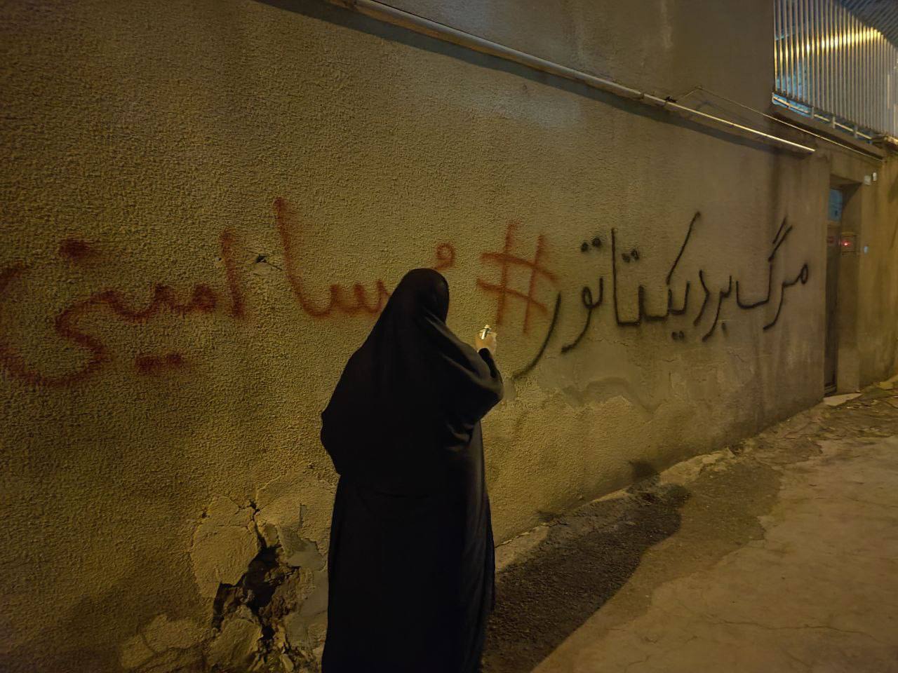 احتجاجات إيران: تجمعات ليلية في الشوارع.. وإضرام النار في حوزة دينية وبرج للاتصالات