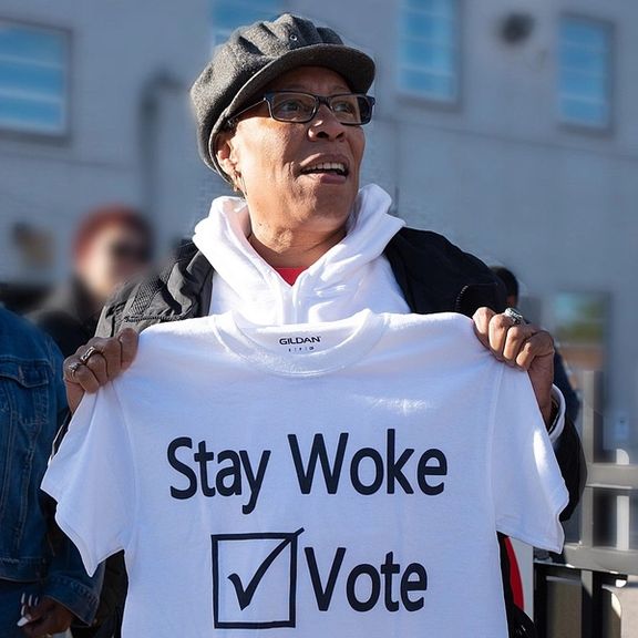 تحلیل انتقادی اسلاوی ژیژک از جنبش «ووک»: بیدارمان میکند تا ما را به خواب خرگوشی فرو ببرد