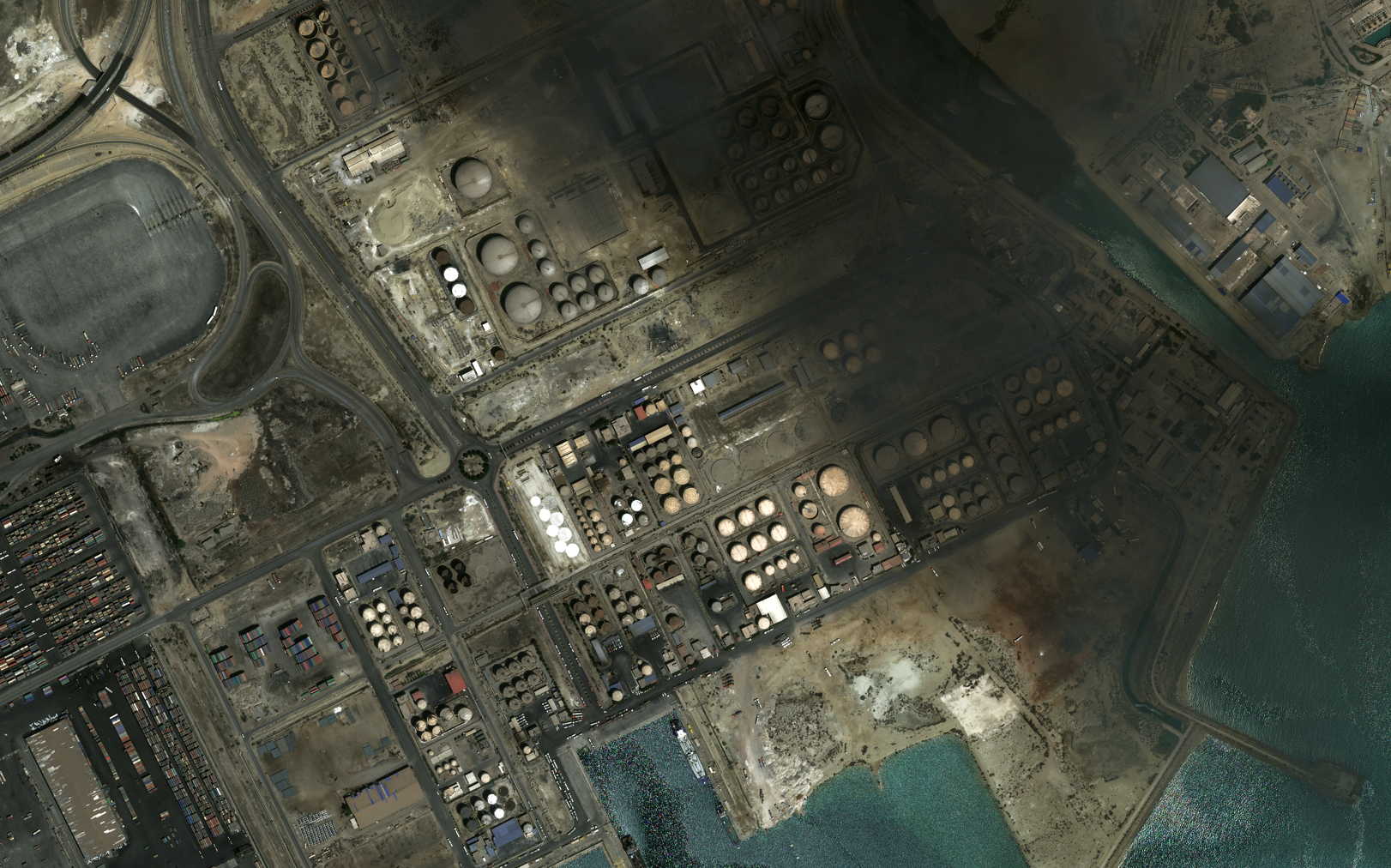 محوطه شماره ۶: مخازن نگهداری فرآورده‌های نفتی