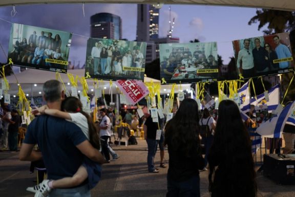 گروهی از شهروندان، در انتظار آزادی گروگانها شب را در میدان گروگانهای تلآویو سپری کردند