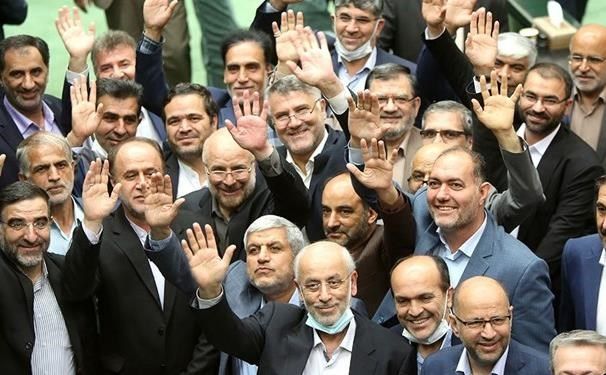 مصوبه مجلس برای فروش بیش از چهار میلیارد یورو نفت خام توسط «اشخاص» برای بودجه نظامی