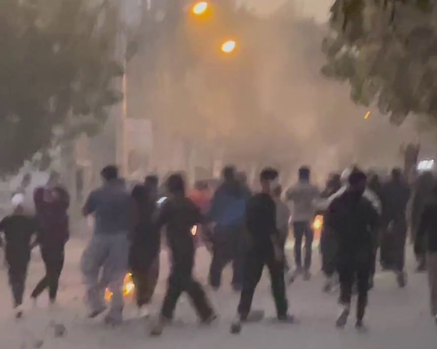 أهالي طهران وأصفهان يخرجون إلى الشارع.. تضامنا مع كردستان وبلوشستان