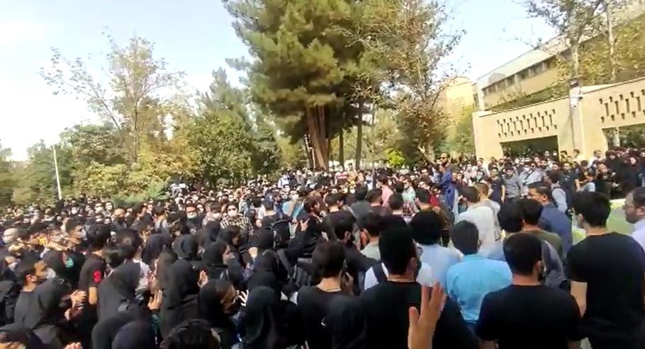 الخناق يضيق على النظام الإيراني.. ومظاهرات حاشدة في الجامعات تدعو لطرد الملالي