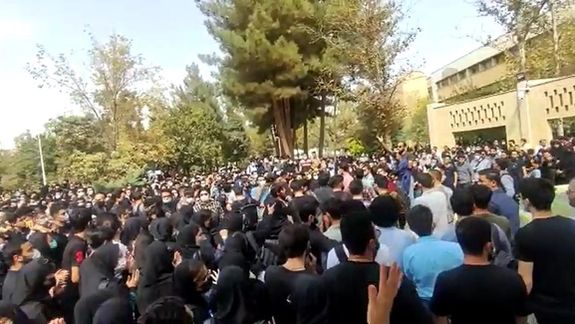 الخناق يضيق على النظام الإيراني.. ومظاهرات حاشدة في الجامعات تدعو لطرد الملالي