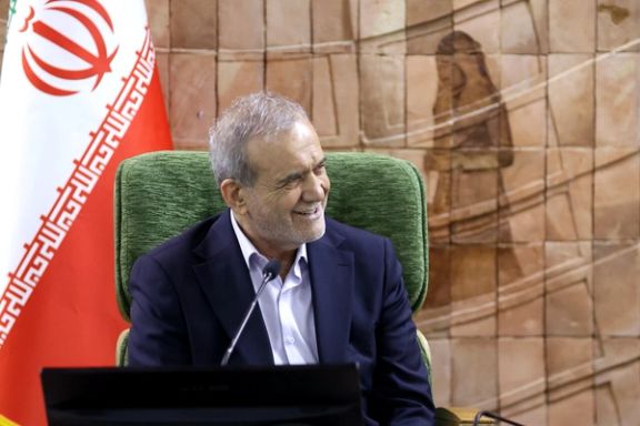 مسعود پزشکیان: «در اتاقها مثلا تا دلت بخواهد از آن لامپها روشن است، هر کدام این ها را نصف کنیم، آن وقت ما اصلا مشکل برق پیدا نمیکنیم»/ ۲۵ اردیبهشت ۱۴۰۴، کرمانشاه.