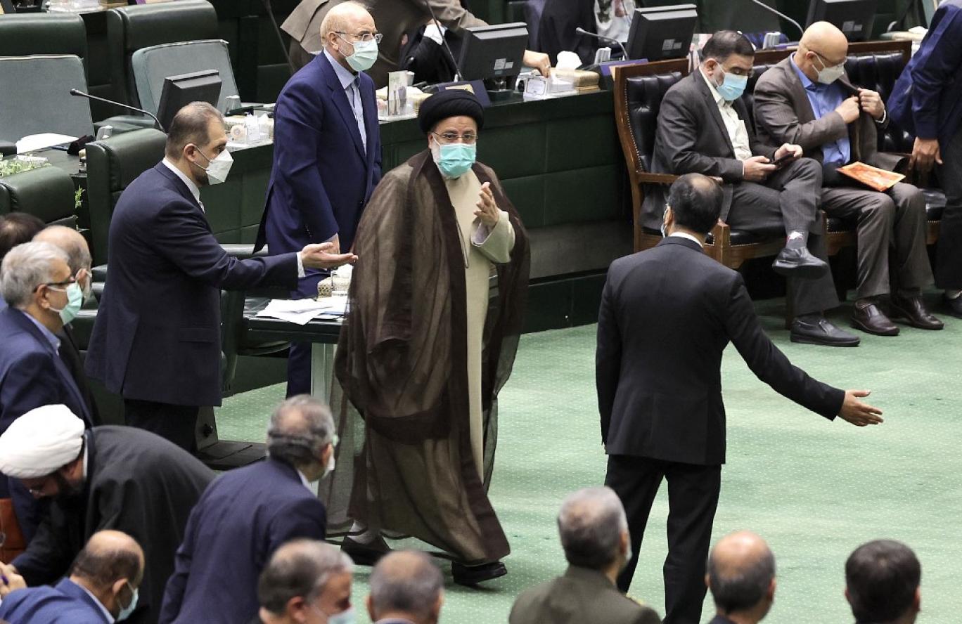 بسبب أداء رئيسي السيئ.. المحافظون في إيران يخشون خسارة الانتخابات المقبلة