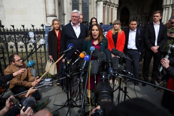 استلا آسانژ، همسر بنیانگذار ویکیلیکس در حال پاسخگویی به سوالات خبرنگاران پس از اعلام حکم اخیر دادگاه، لندن، هفتم فروردین