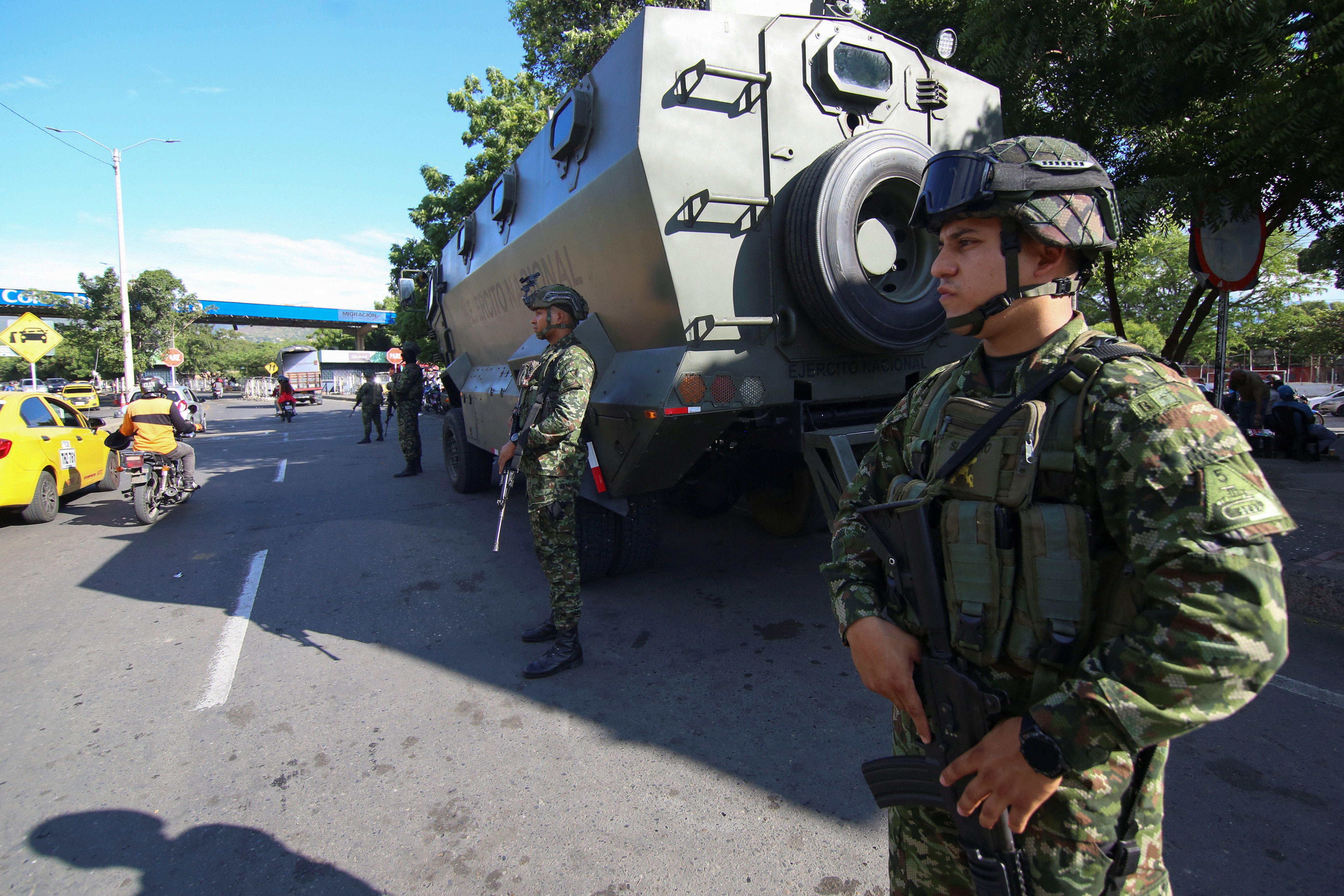 سربازان کلمبیایی در نزدیکی مرز این کشور با ونزوئلا نگهبانی می‌دهند