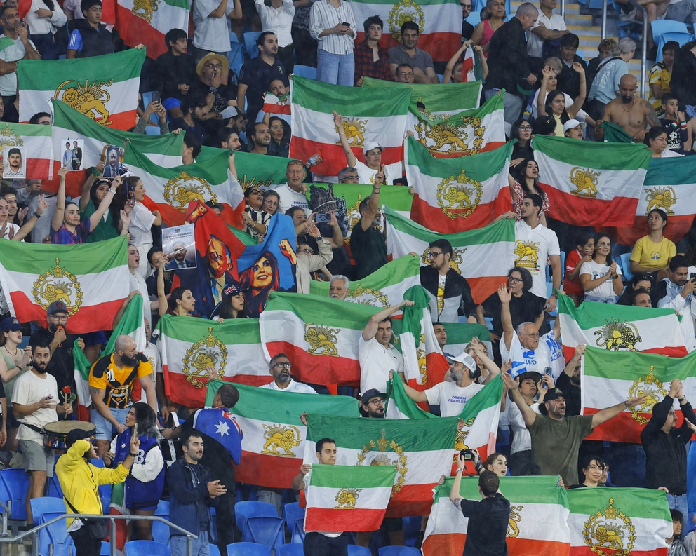 نیویورک‌پست: ممنوعیت پرچم شیر و خورشید در جام جهانی، توهین به آمریکا و پاداش به ملاهاست