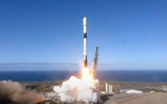 کره جنوبی اولین ماهواره جاسوسی خود را با راکت اسپیساکس به مدار زمین فرستاد