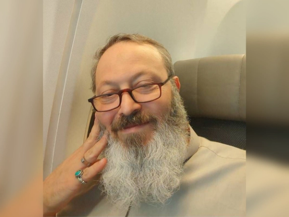 قاسمیان، مداح دفتر خامنهای، از آزادی خود در عربستان سعودی و بازگشت به ایران خبر داد