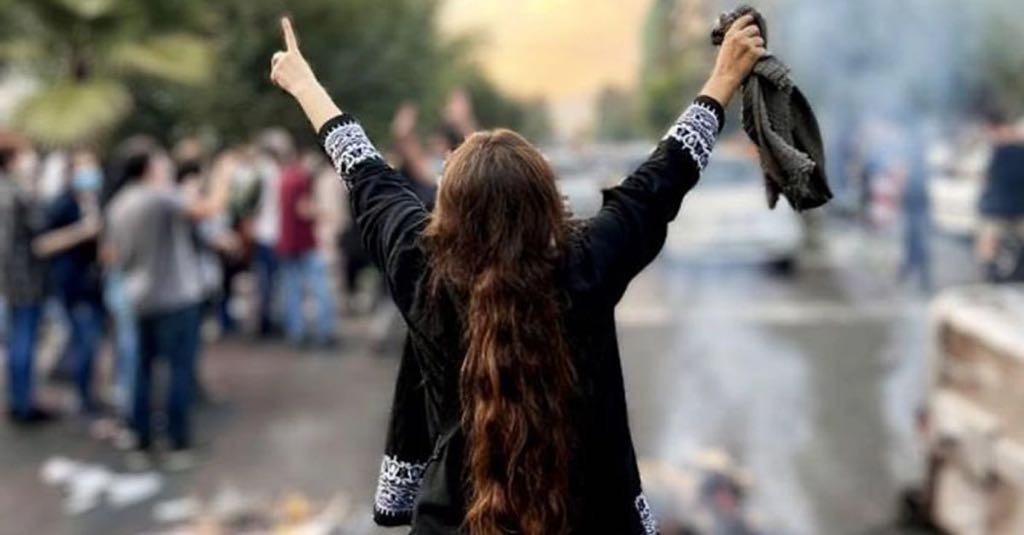 420  ناشطًا مدنيًا إيرانيا: الاستفتاء الحر هو الحل.. ويمكن التغلب على الاستبداد دون عنف