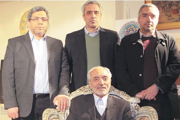 علاء میرمحمدصادقی در کنار پسرانش