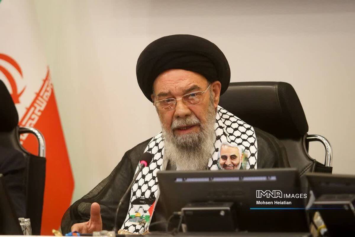 نماینده خامنه‌ای در اصفهان: برخورد با بی‌حجابی، بدحجابی و سگ‌گردانی، ضروری است