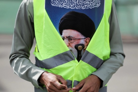 تصویر علی خامنهای در تظاهرات حوثیها در حمایت از جمهوری اسلامی، صنعا، ۱۵ اسفند ۱۴۰۴