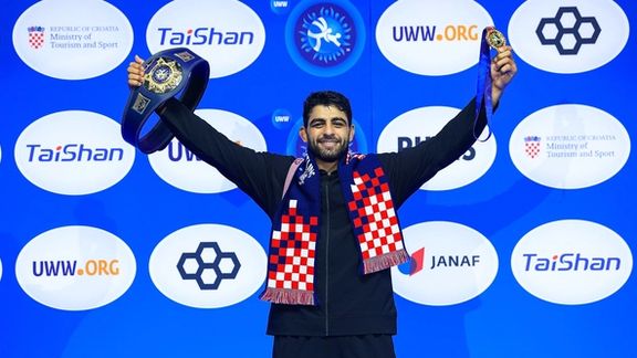 استقلال و پرسپولیس در لیگ برتر کشتی ایران تیمداری میکنند