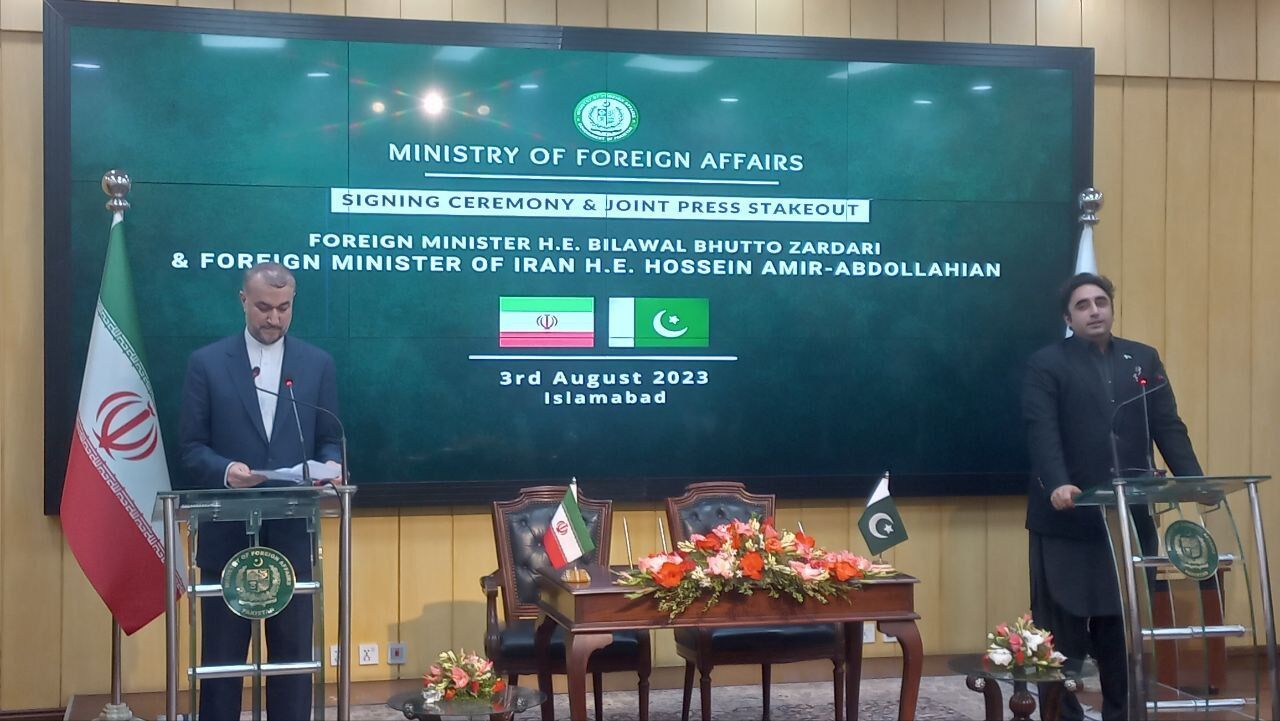 Iran's FM Visits Pakistan To Discuss Regional Issues