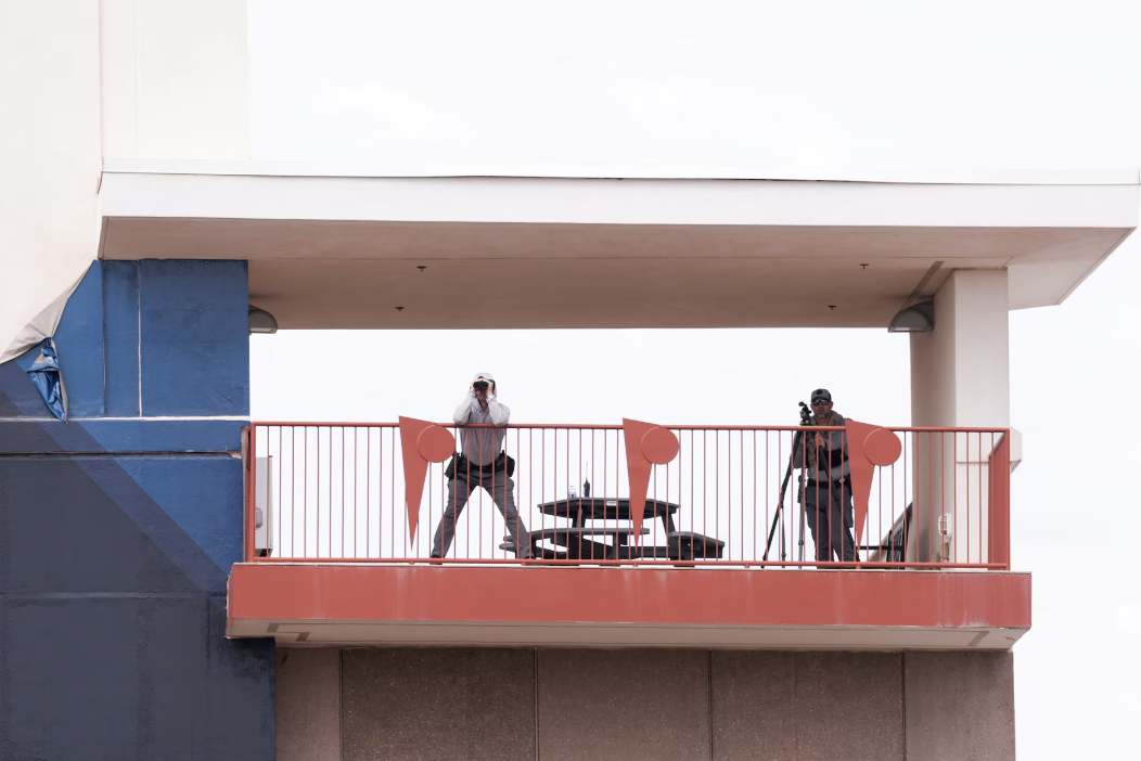 اعضای یک گروه تک‌تیرانداز در حال رصد مراسم یادبود چارلی کِرک