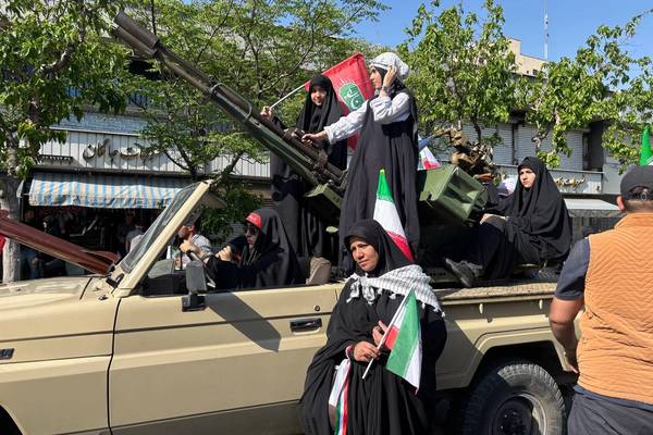 سندرم جهان موازی؛ از حسین شریعتمداریها تا رجزخوانان خیابانی