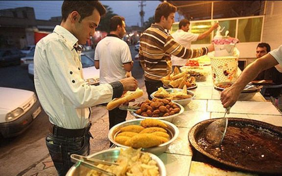 رییس اتحادیه اغذیهفروشان تهران:به دلیل افزایش قیمت نان باگت هر چهار نفر دو فلافل میخرند