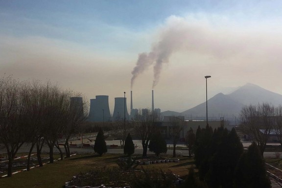Smoke from burning mazut in Shazand Arak Oil Refinery