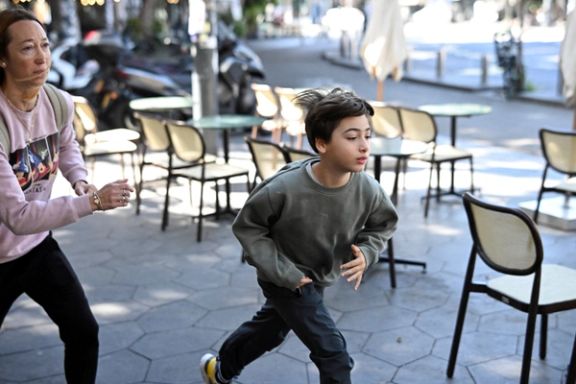 غیرنظامیان در مسیر رفتن به پناهگاه پس از هشدار حمله هوایی، تلآویو، ۱۹ اسفند