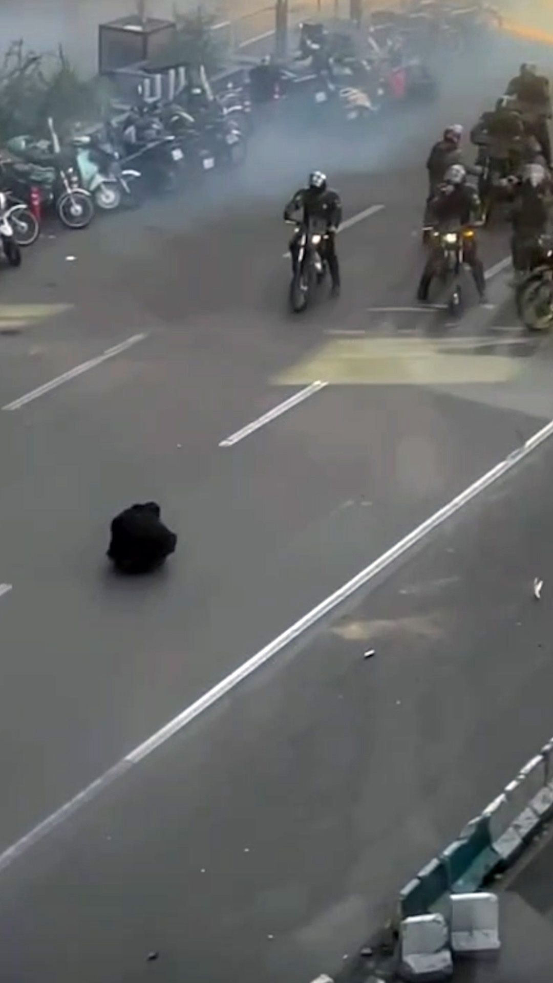 تفاعل واسع مع مواطن واجه قمع الأمن الإيراني بشجاعة