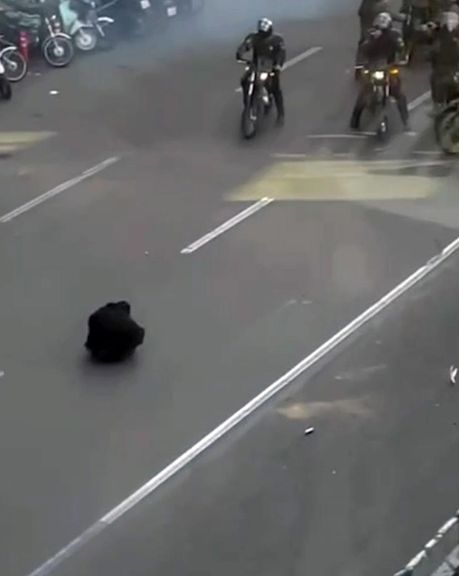 تفاعل واسع مع مواطن واجه قمع الأمن الإيراني بشجاعة