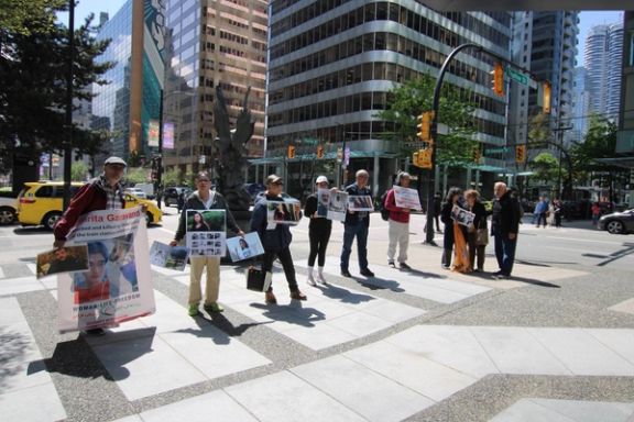 ایرانیان ونکوور در اعتراض به وضع پناهندگان در ترکیه، مقابل کنسوگری این کشور تجمع کردند