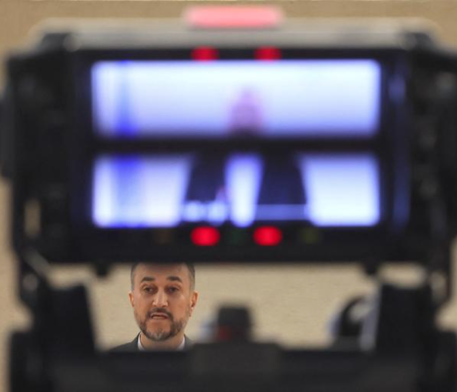 مراسل "إيران إنترناشيونال" يسأل:لماذا قتلتم المحتجين ووزير خارجية طهران يرد: لم يقتل أحد!