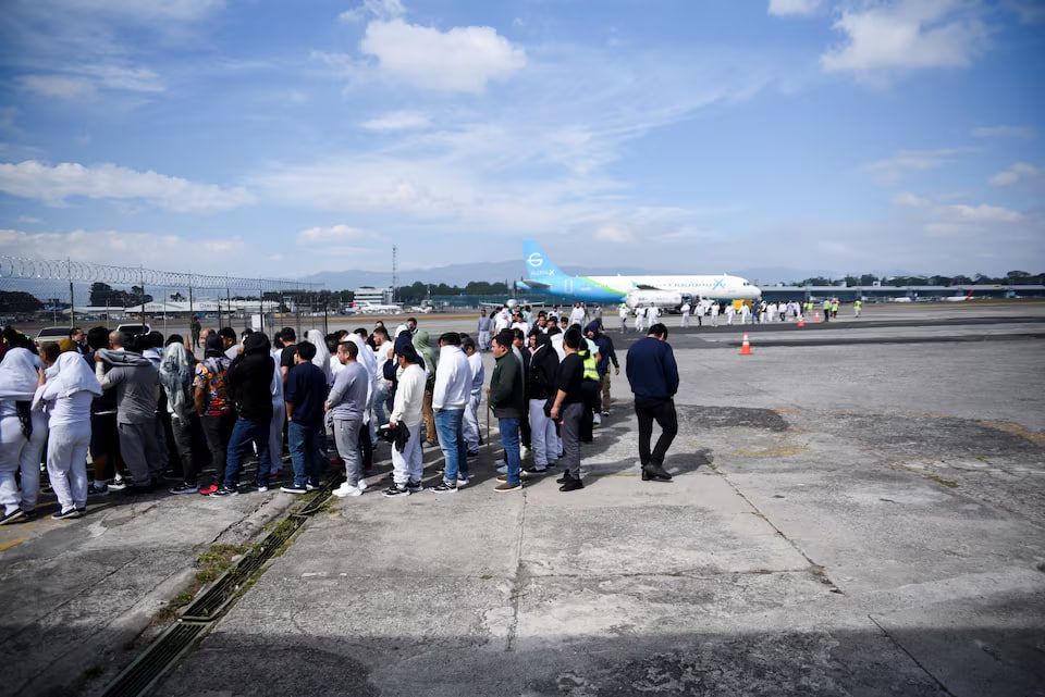 هواپیماهای حامل مهاجران اخراج شده از آمریکا وارد کلمبیا و گواتمالا شدند