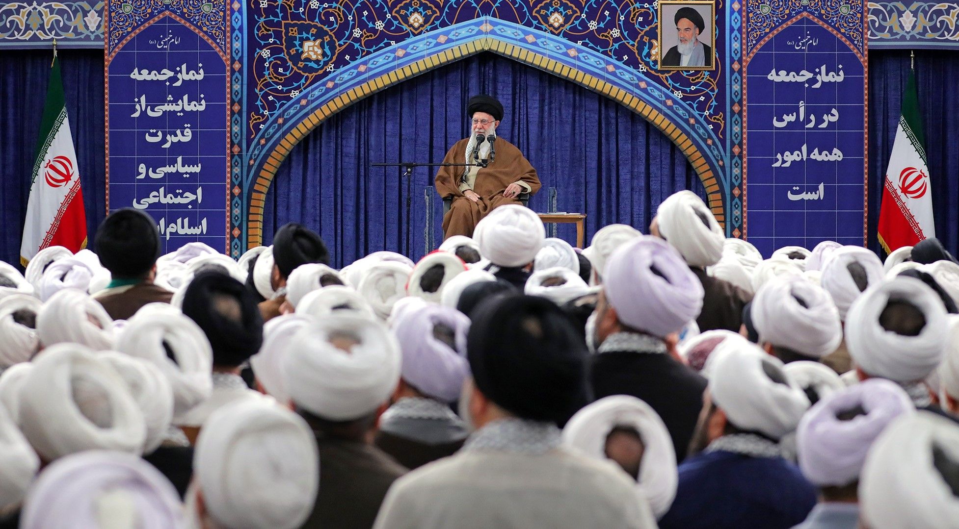 رهبر جمهوری اسلامی از امامان جمعه خواست مردم را به شرکت در انتخابات تشویق کنند