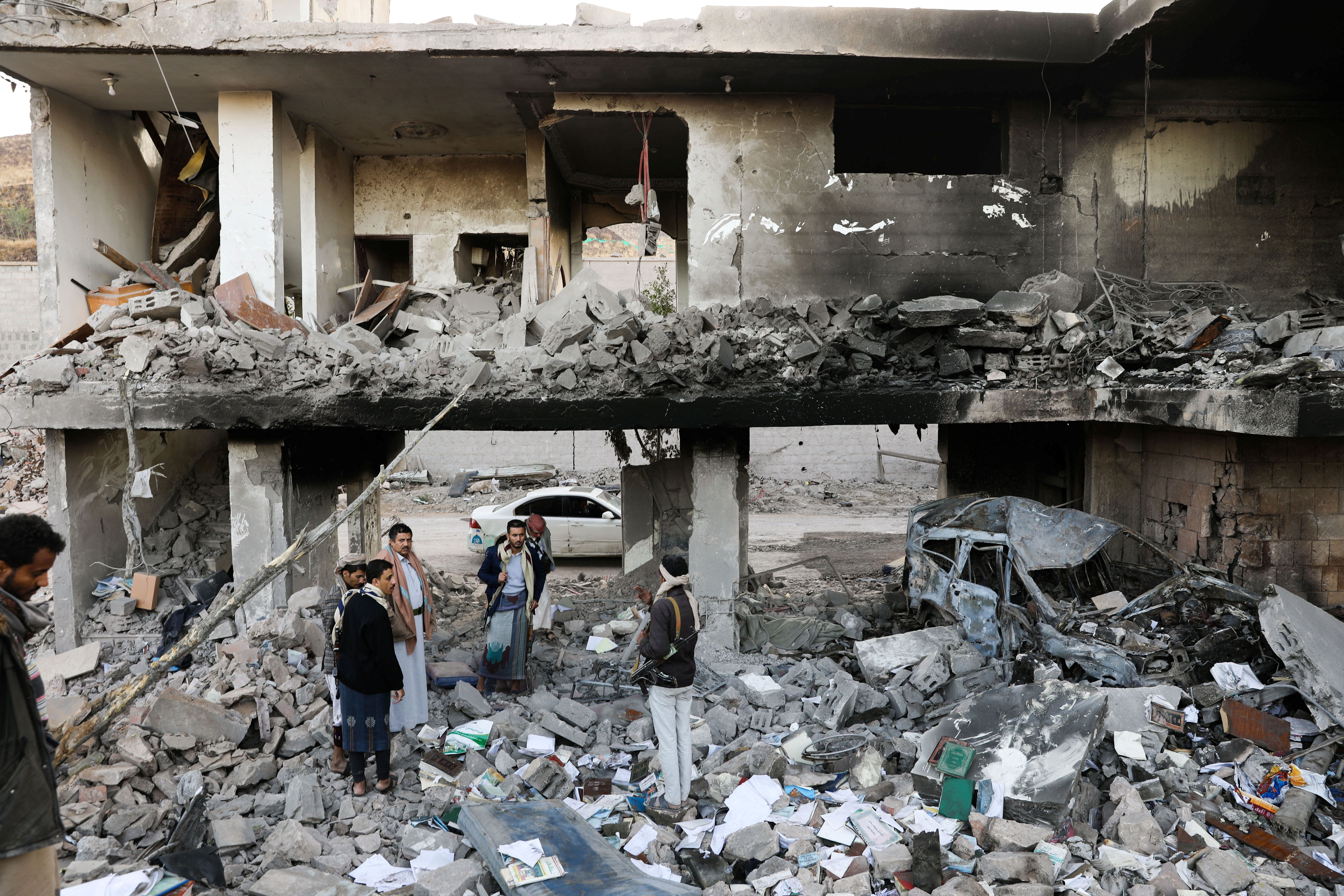 Saudi Coalition Intensifies Air Strikes Against Houthis