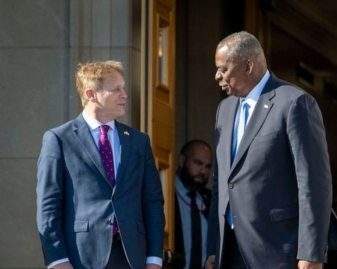 وزیران دفاع آمریکا و بریتانیا بر ادامه حمایت نظامی از اسرائیل و اوکراین تاکید کردند