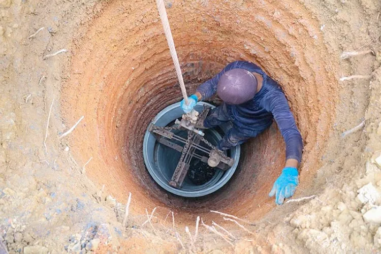 زمستان ۱۴۰۳، وزارت نیرو پیشنهاد حفر ۱۰۰ چاه عمیق جدید در تهران را ارائه کرد. این در حالی است که طبق آمارهای رسمی ۳۰ درصد آب شرب پایتخت به دلیل لوله‌کشی فرسوده هدر می‌رود. 