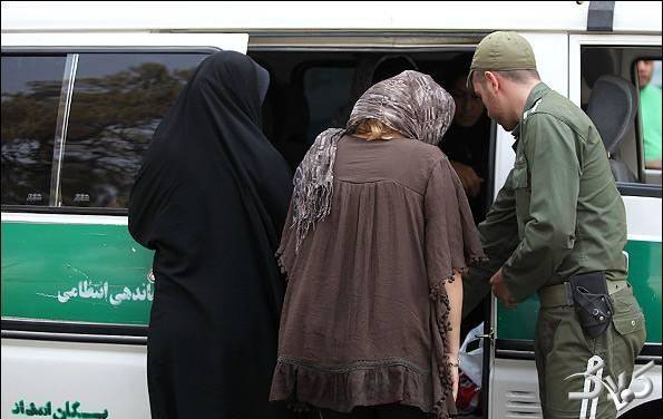 وزیر کشور: پتو کشیدن ماموران گشت ارشاد روی سر زنان طبق ضوابط است