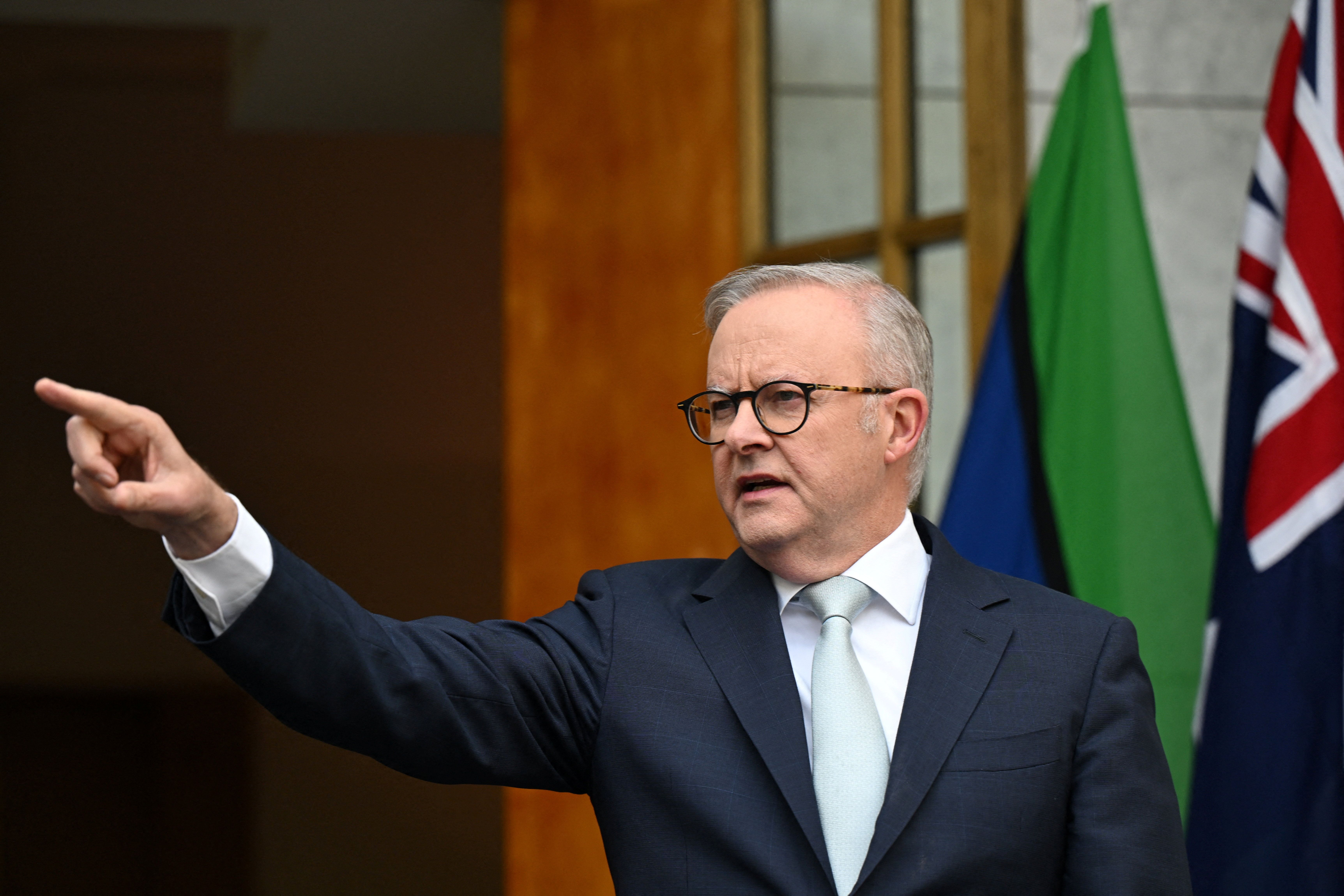 در پی دو حمله‌ یهودستیزانه، استرالیا سفارت خود را در تهران بست و سفیر ایران را اخراج کرد