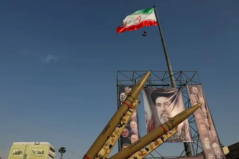 "معاريف": أميركا طالبت إسرائيل بمهاجمة إيران منفردة قبل الانتخابات لتجنيب ترامب كلفة الحرب