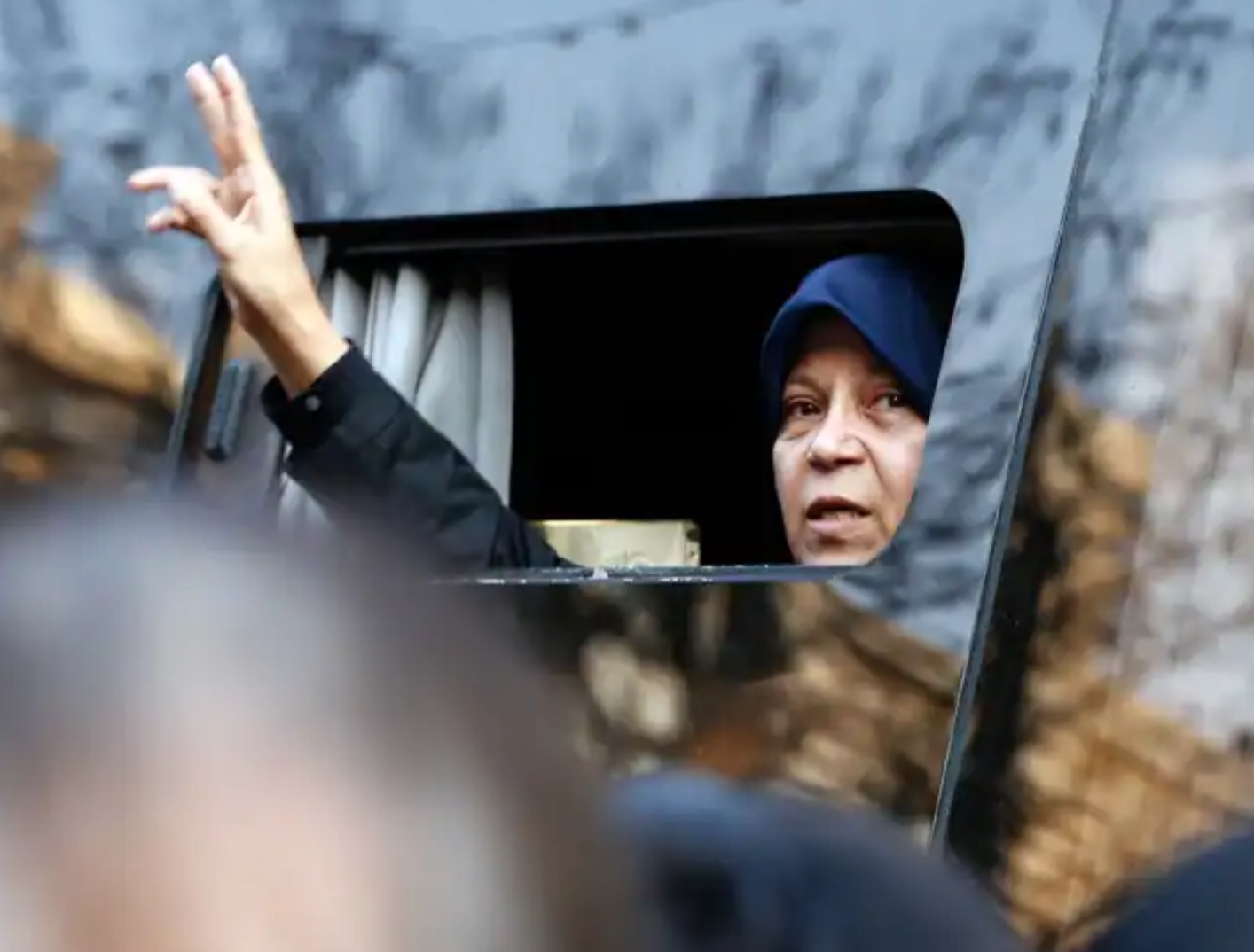 فائزة هاشمي بعد شرط الإفراج عنها بـ"التوبة" تؤكد: أتعهد بمواصلة نشاطي إذا تم إطلاق سراحي