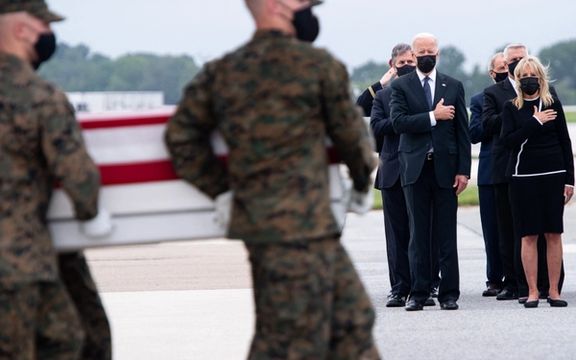 جو بایدن به پیکر ۱۳ نیروی آمریکایی کشتهشده در فرودگاه کابل ادای احترام کرد