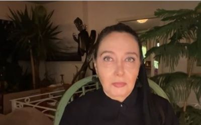 کتایون ریاحی به ایران اینترنشنال: سالهاست ما را با حجاب نشان میدهند اما دروغ بس است