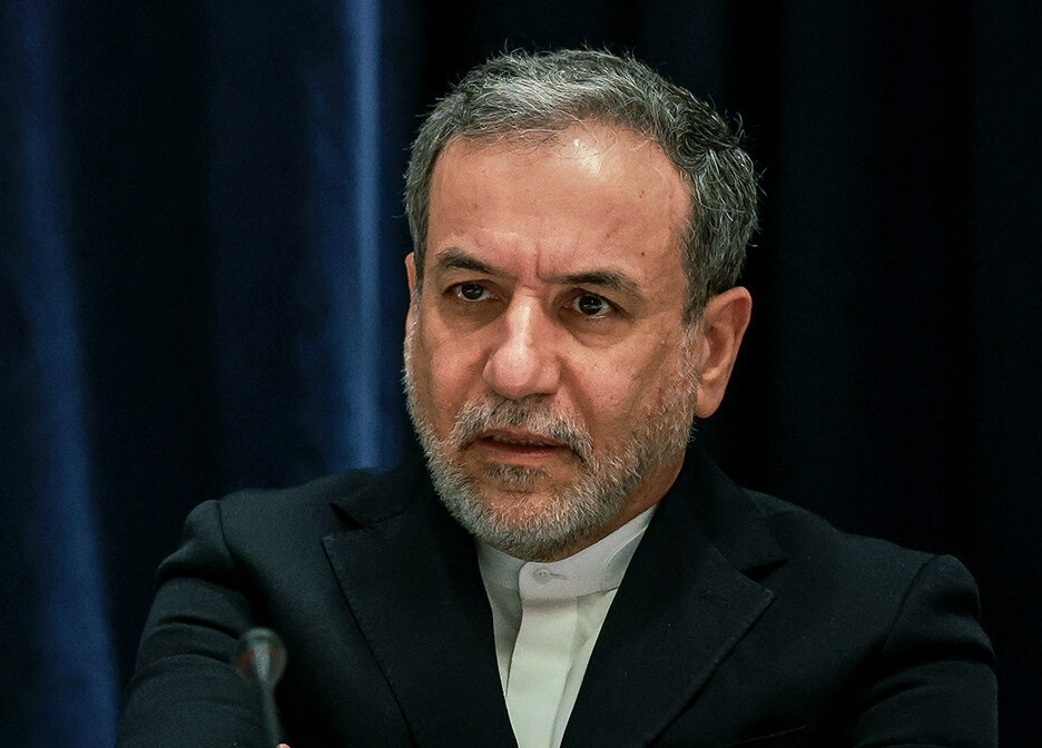 Reformist daily accuses FM of weakening Iran in rare broadside