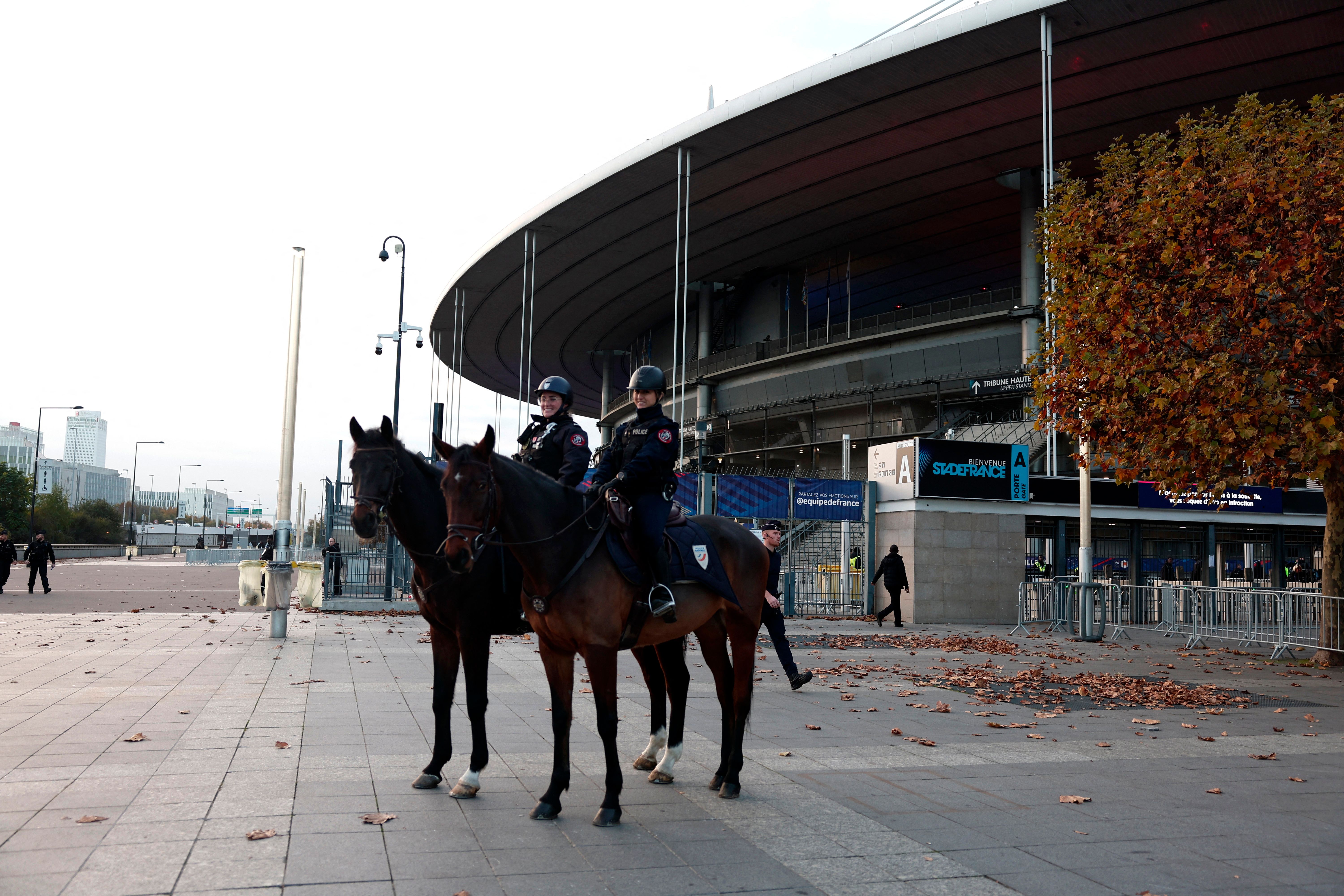 نیروهای پلیس فرانسه در نزدیکی ورزشگاه استاد دو فرانس پاریس، ۲۴ آبان