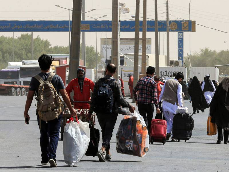 Afghan immigrants leaving Iran through land border