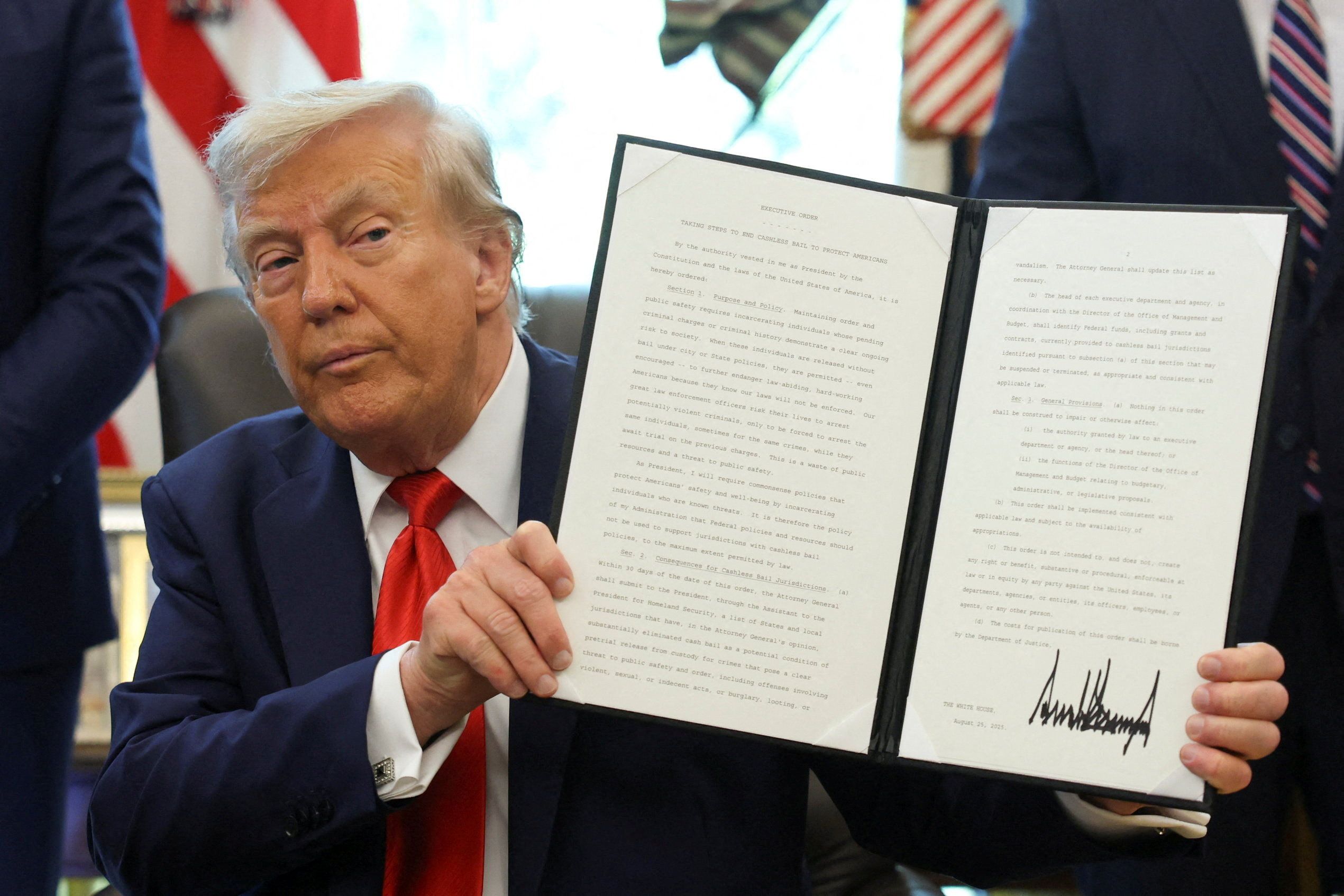 ترامپ دستور پایان دادن به سیاست‌ «آزادی بدون وثیقه نقدی» را امضا کرد